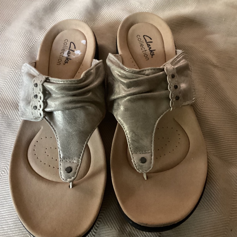 Clarks Collection Womens Silvery Gold Metallic Thong Sandal  9M